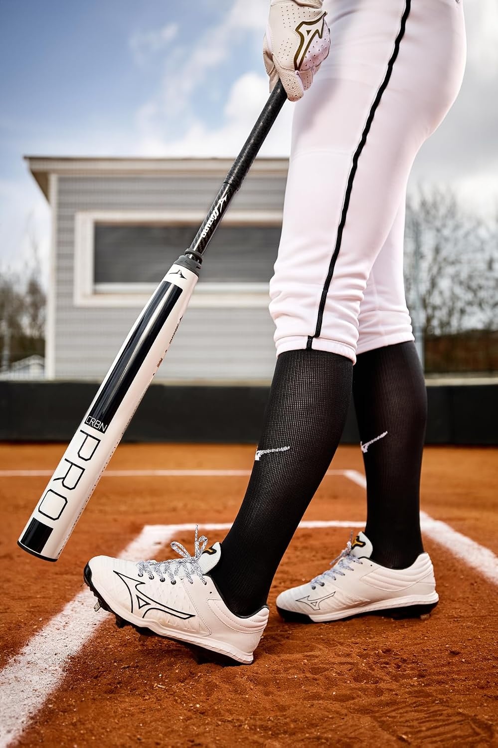 image:imageMizuno Womens Pro Fp Low Womens Metal Fastpitch CleatWhiteBlack