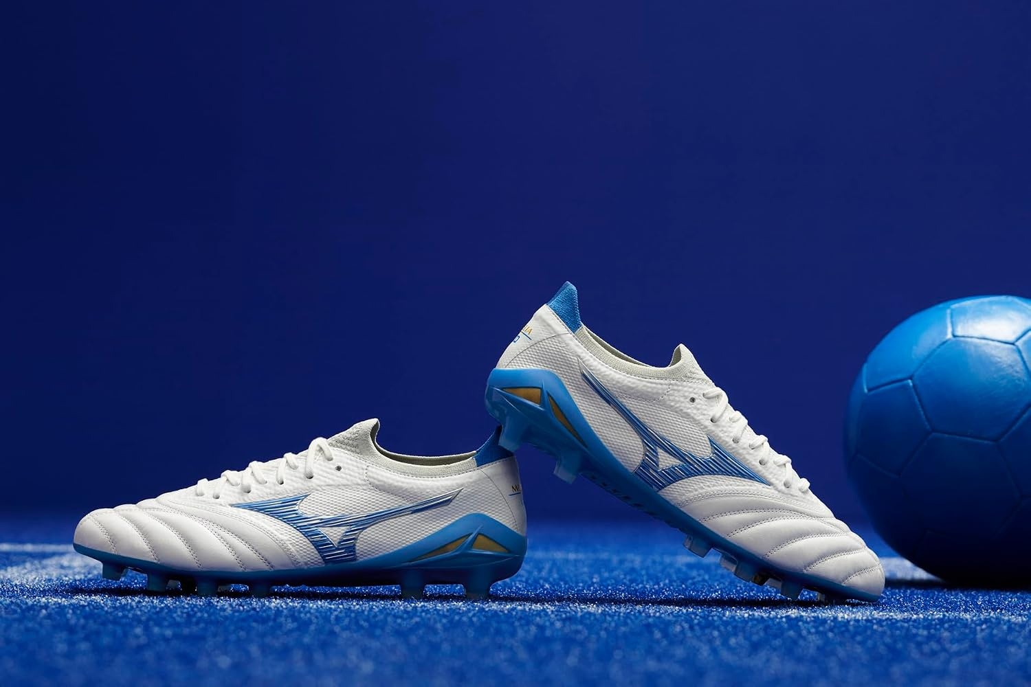 image:imageMizuno Mens Morelia Neo IV Beta Made in Japan Kl Soccer ShoeWhiteMugen Blue